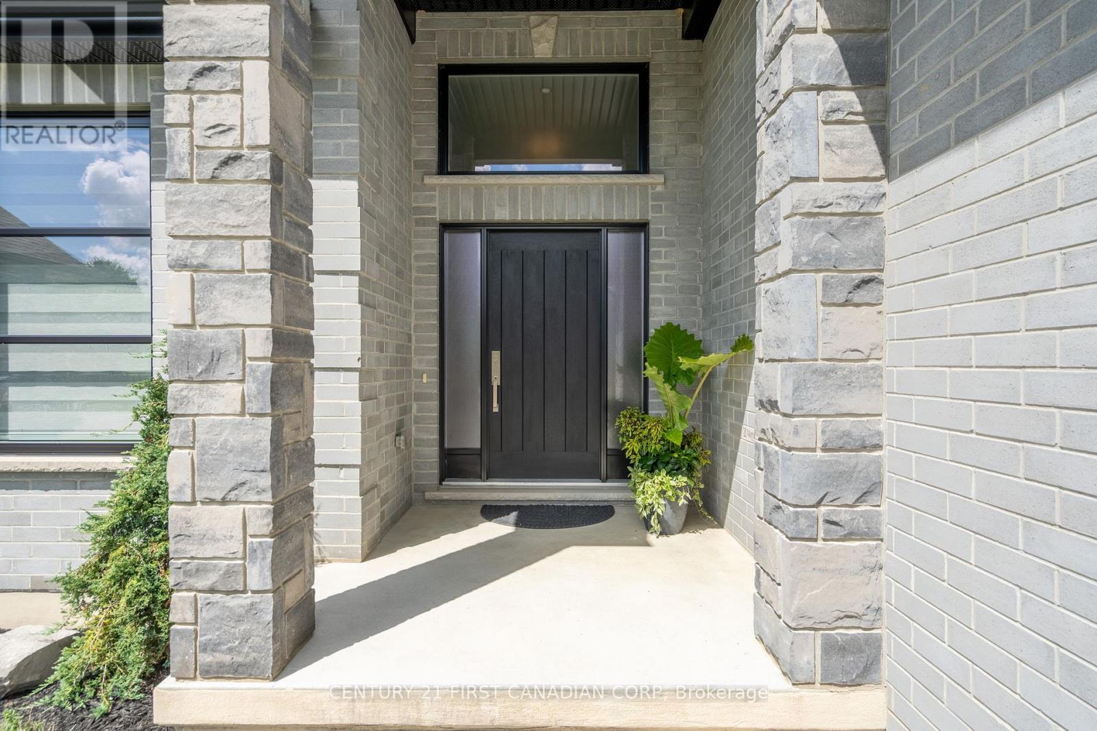 16 Foxborough Place, Thames Centre, Ontario  N0M 2P0 - Photo 3 - X12731888