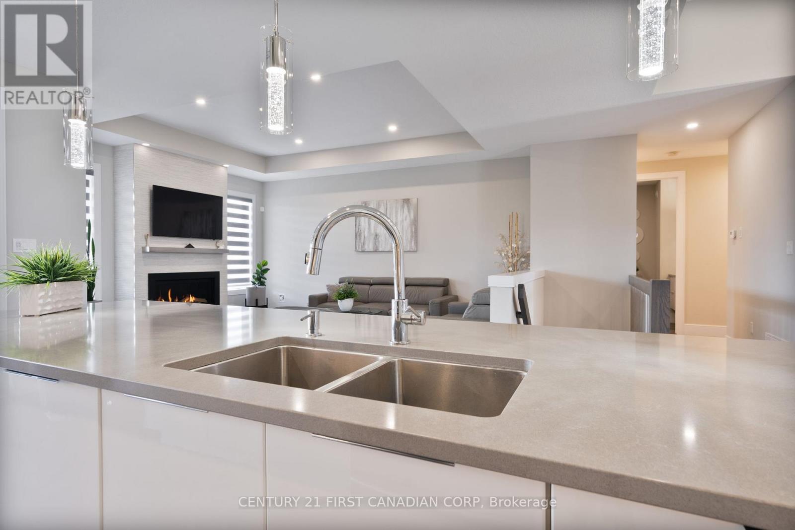 16 Foxborough Place, Thames Centre, Ontario  N0M 2P0 - Photo 8 - X12731888