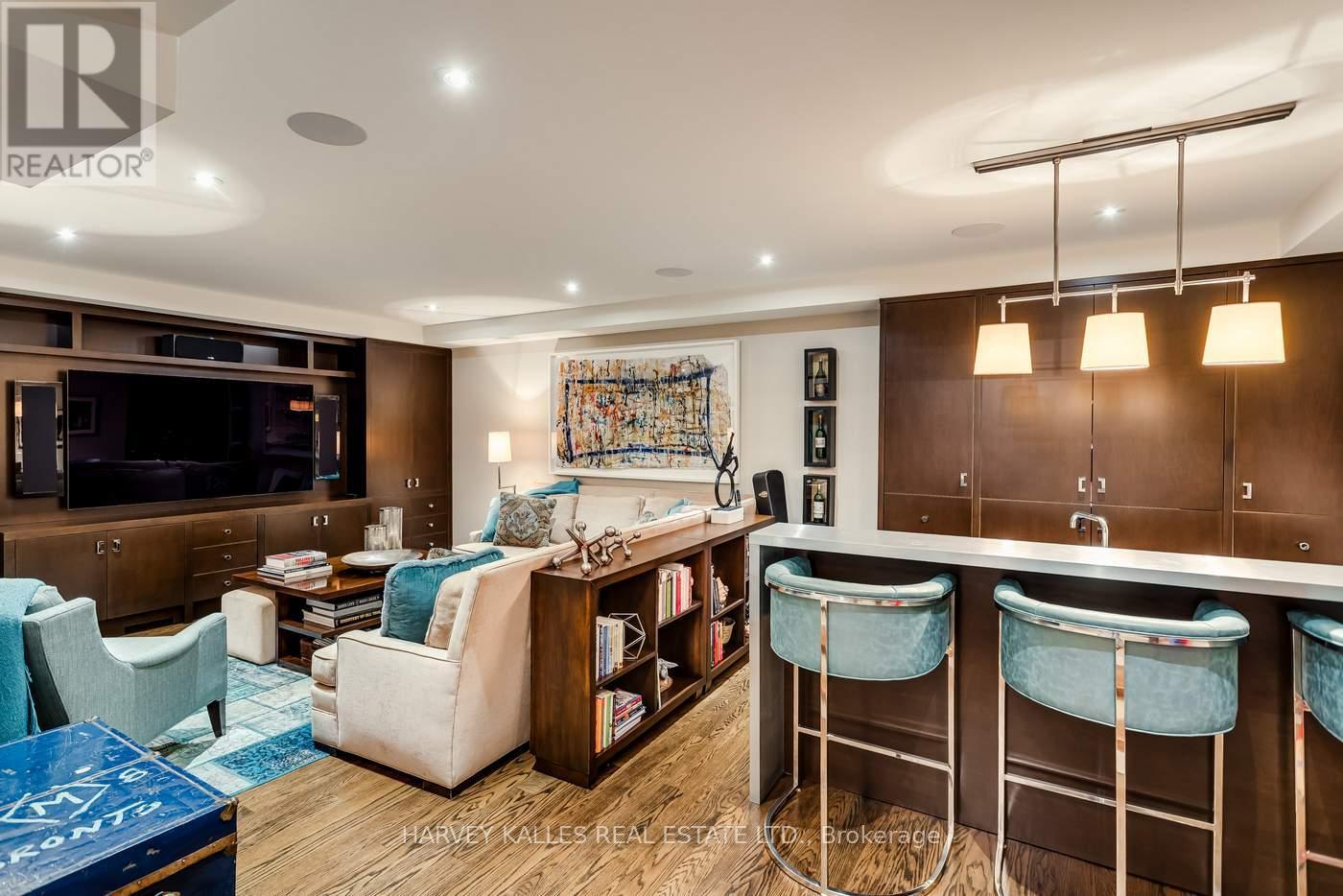 92 South Drive, Toronto, Ontario  M4W 1R6 - Photo 21 - C12731854