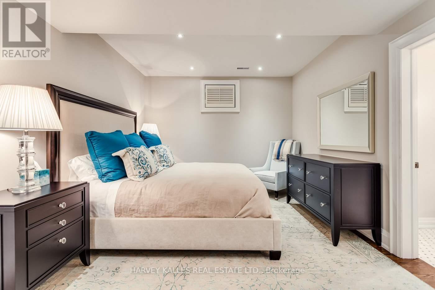 92 South Drive, Toronto, Ontario  M4W 1R6 - Photo 24 - C12731854