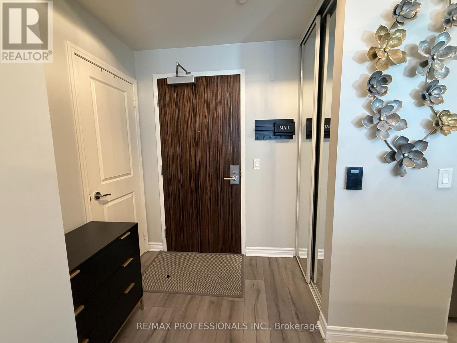 909 - 349 Rathburn Road W, Mississauga, Ontario  L5B 0G9 - Photo 2 - W12731820