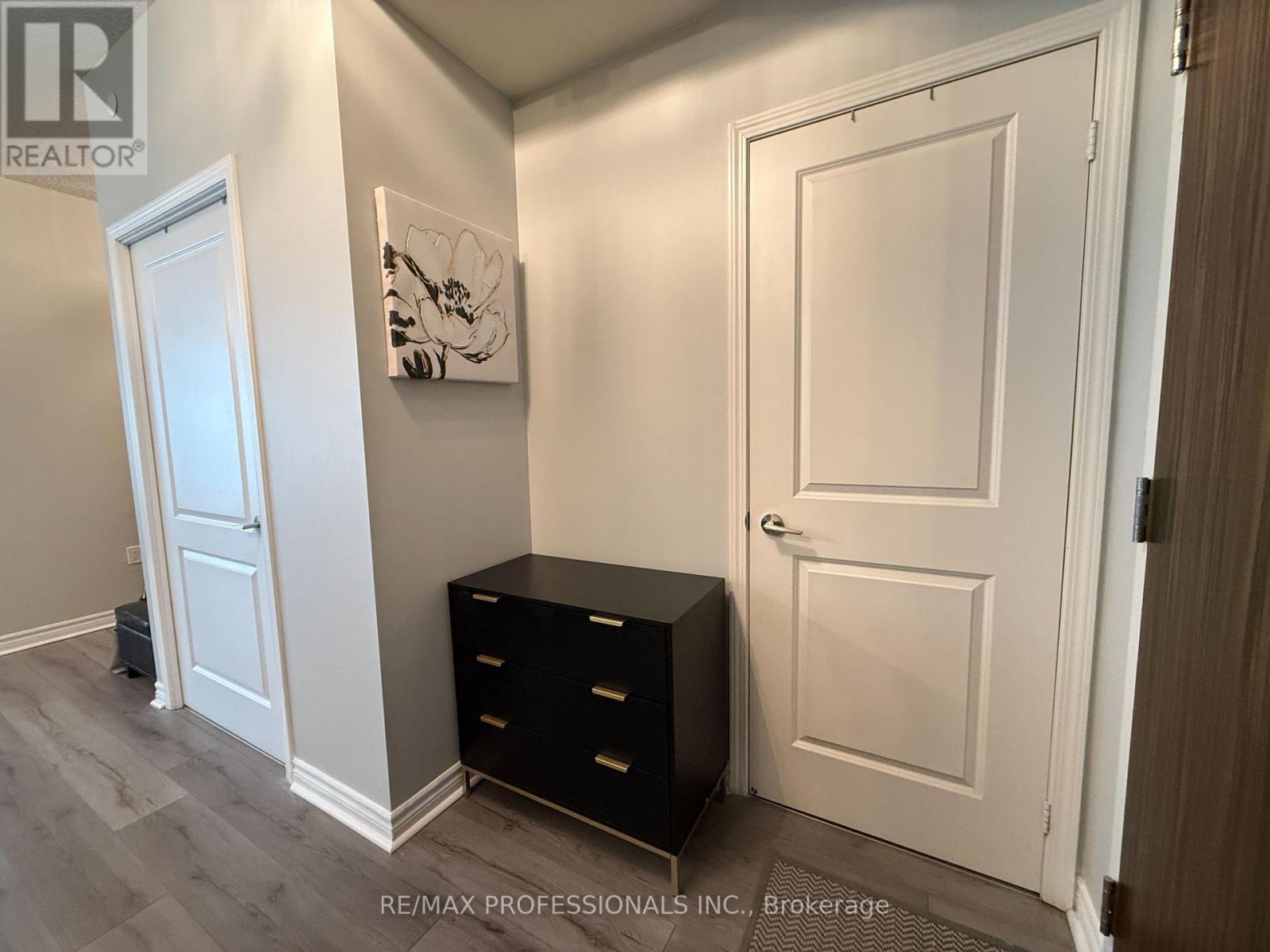 909 - 349 Rathburn Road W, Mississauga, Ontario  L5B 0G9 - Photo 3 - W12731820