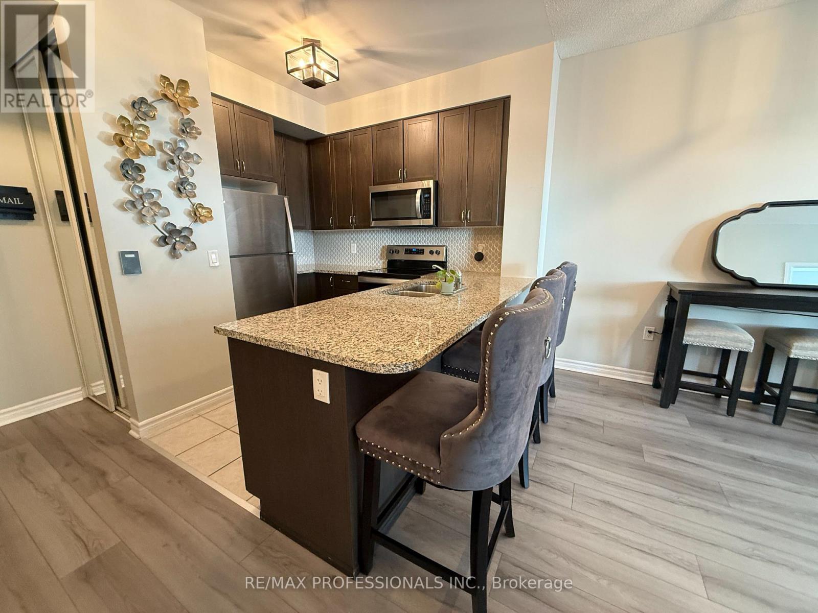 909 - 349 Rathburn Road W, Mississauga, Ontario  L5B 0G9 - Photo 4 - W12731820