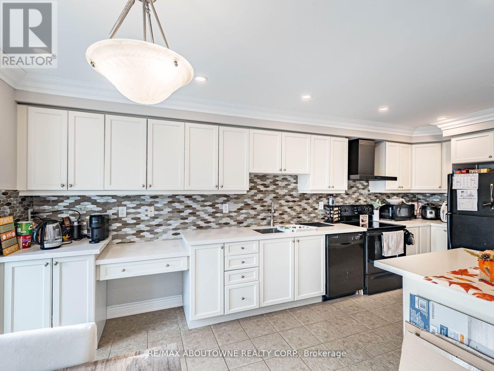 Unit 29 - 6020 Derry Road, Milton, Ontario  L9T 8L6 - Photo 22 - W12731834