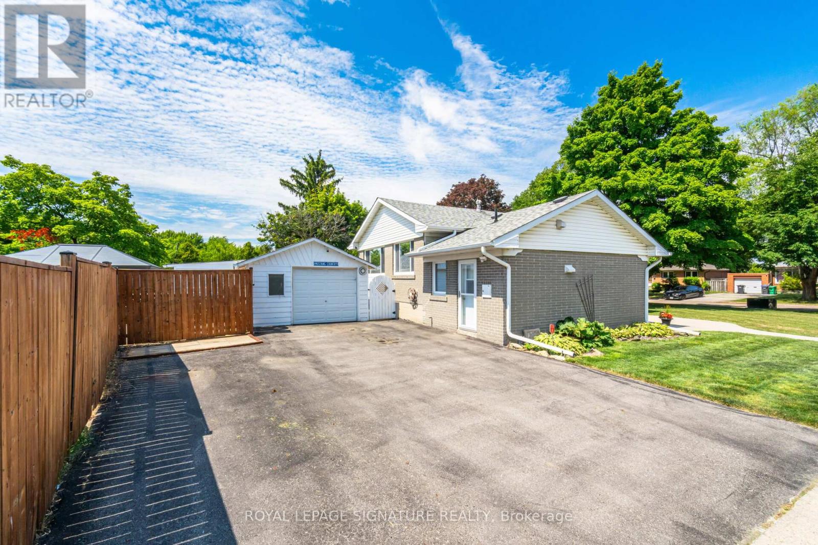 24 Lesbury Avenue, Brampton, Ontario  L6W 3A4 - Photo 3 - W12731858