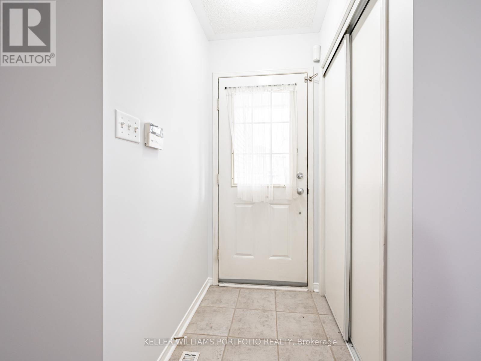 7160 Waldorf Way, Mississauga, Ontario  L5N 7R3 - Photo 2 - W12731992