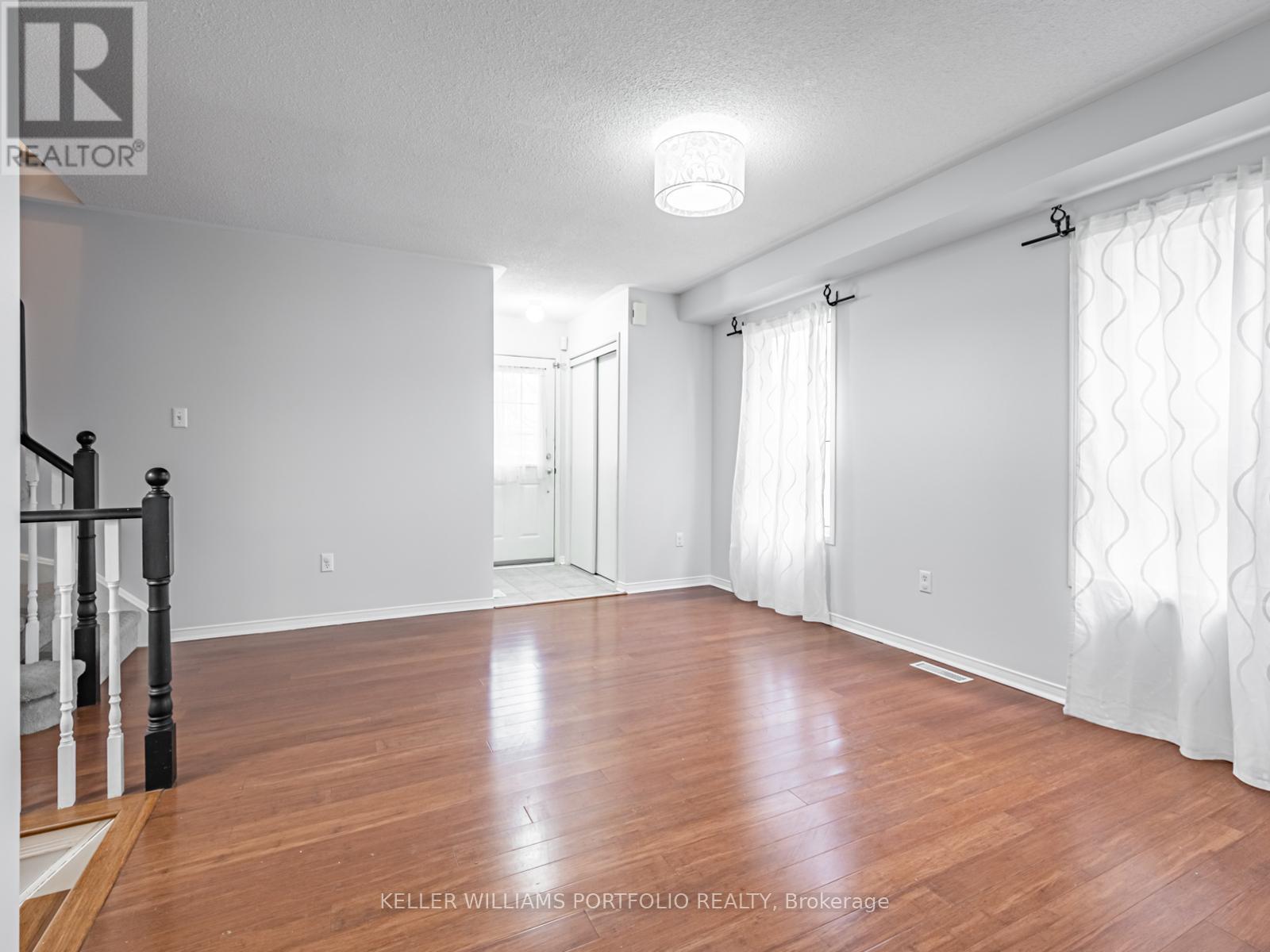 7160 Waldorf Way, Mississauga, Ontario  L5N 7R3 - Photo 4 - W12731992