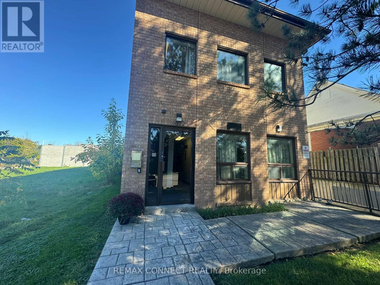 303 - 4872 Valley Way, Niagara Falls, Ontario  L2E 1W3 - Photo 2 - X12731844
