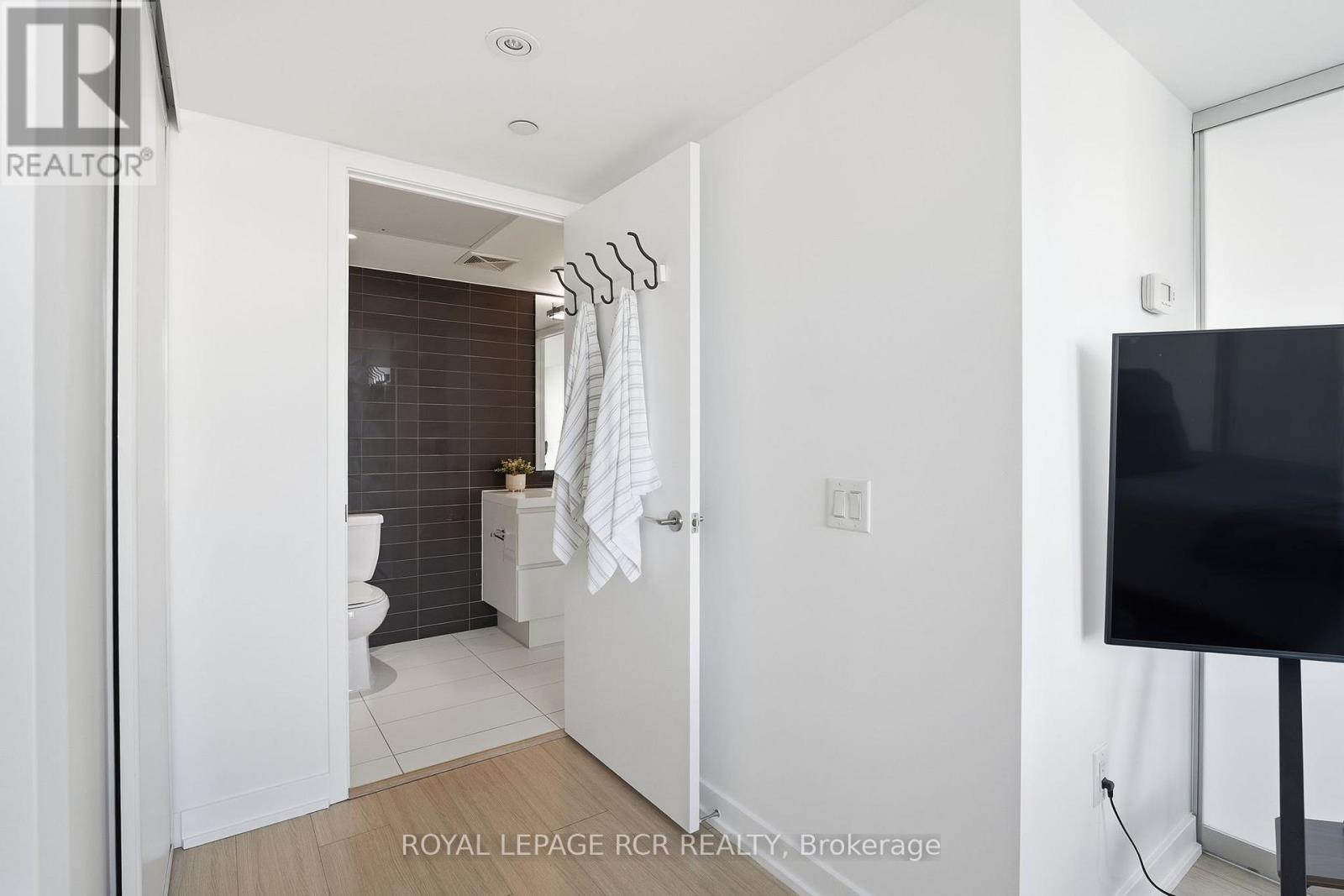 1107 - 85 Queens Wharf Road, Toronto, Ontario  M5V 0J9 - Photo 18 - C12731816