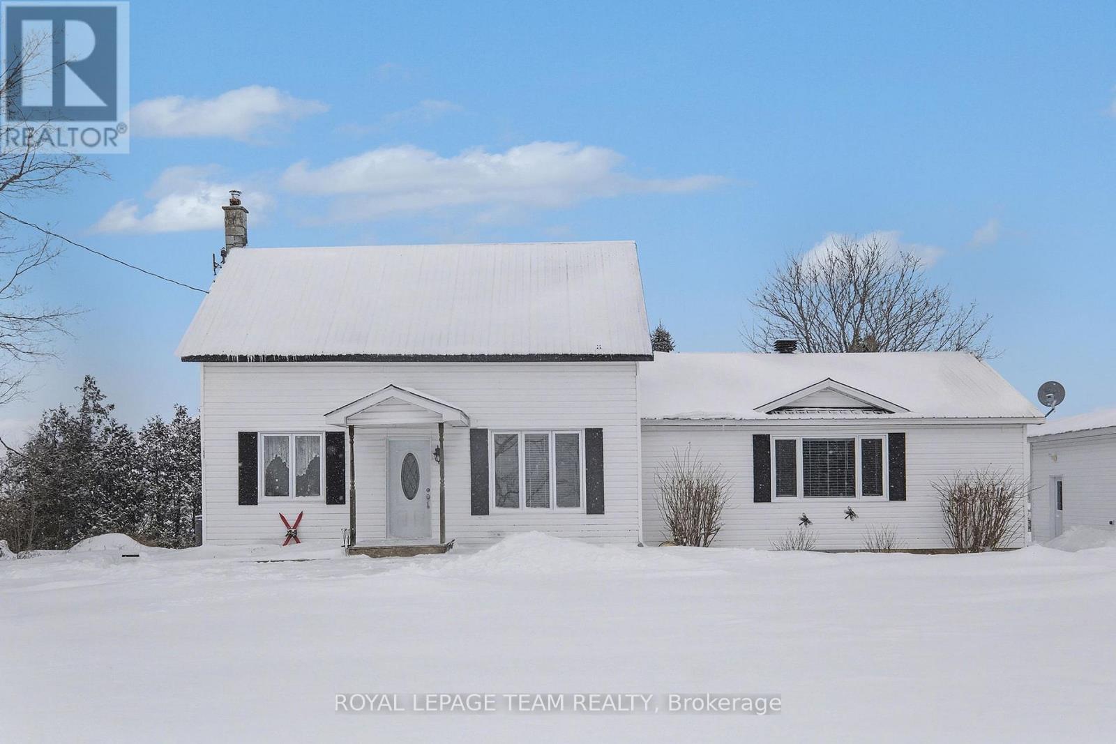 15197 Concession 1-2 Road, North Stormont, Ontario  K0C 1K0 - Photo 2 - X12732066