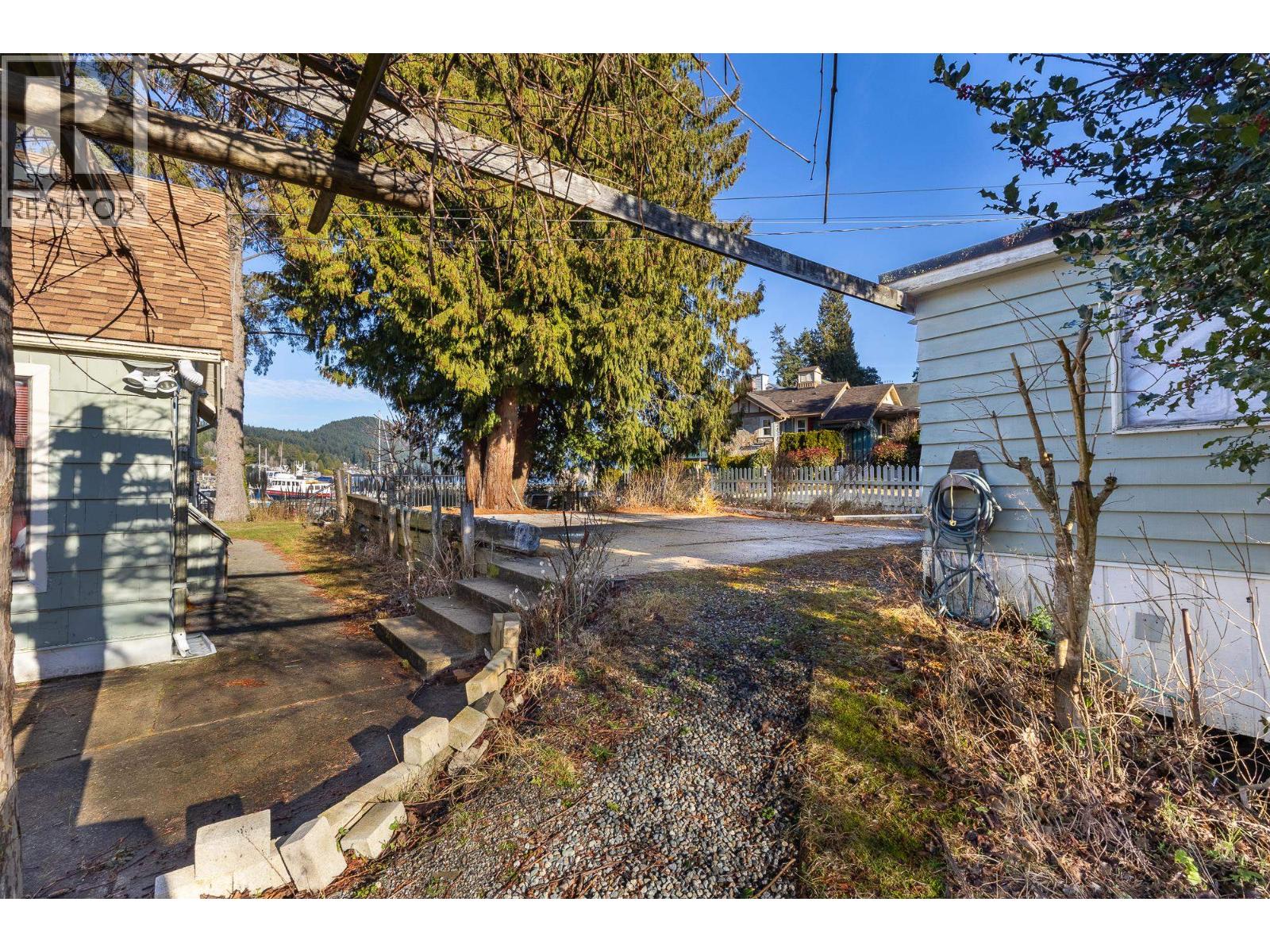 636 Bay Road, Gibsons, British Columbia  V0N 1V8 - Photo 11 - R3083553