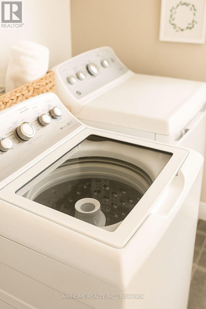 97 Clearmeadow Boulevard, Newmarket, Ontario  L3X 2M5 - Photo 7 - N12732120