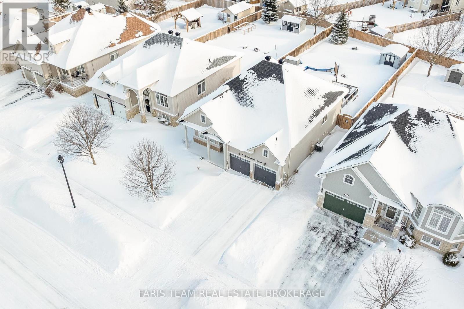 9 Broadpoint Street, Wasaga Beach, Ontario  L9Z 3B8 - Photo 2 - S12732072