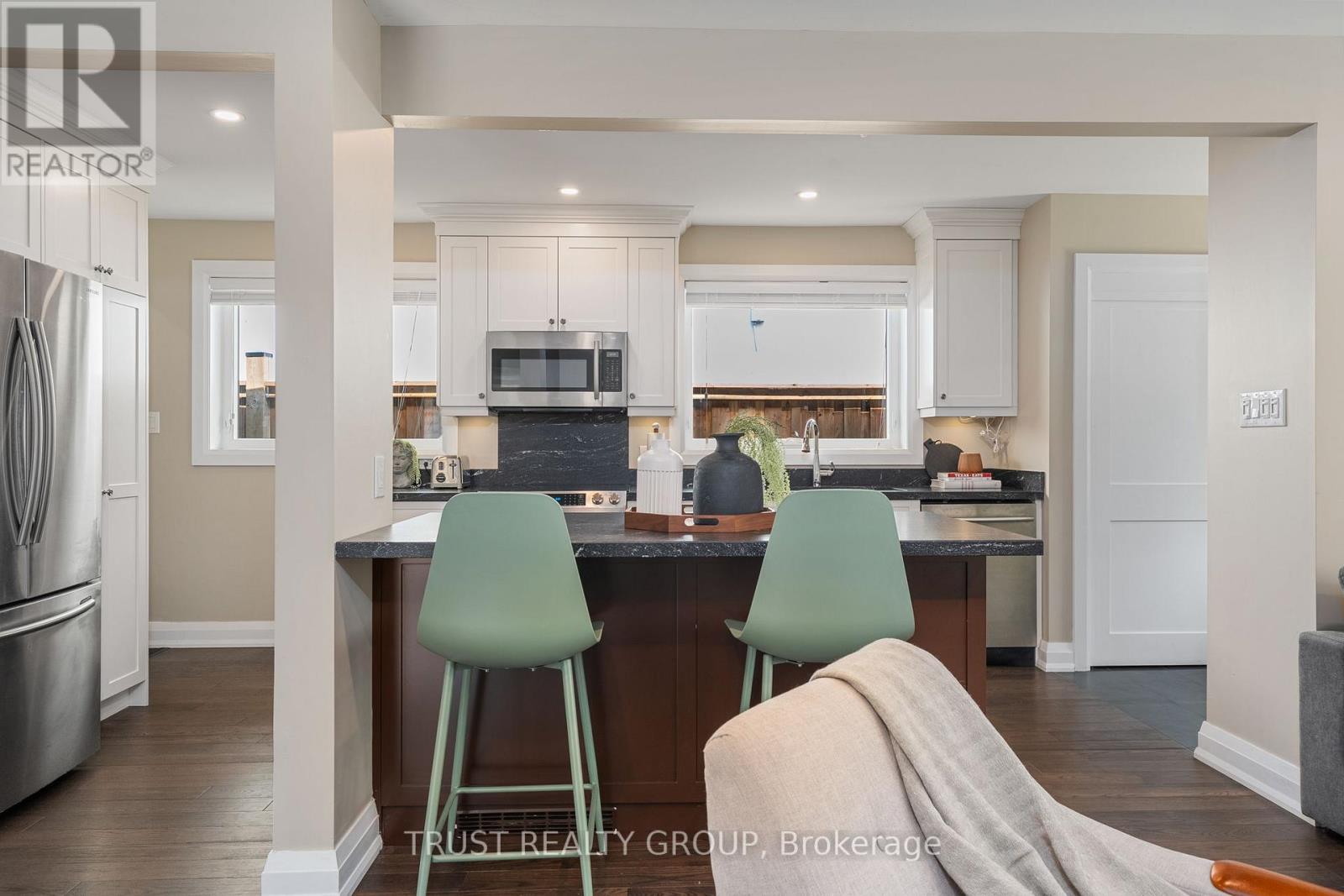 18 Deanecrest Road, Toronto, Ontario  M9B 5W4 - Photo 11 - W12732148