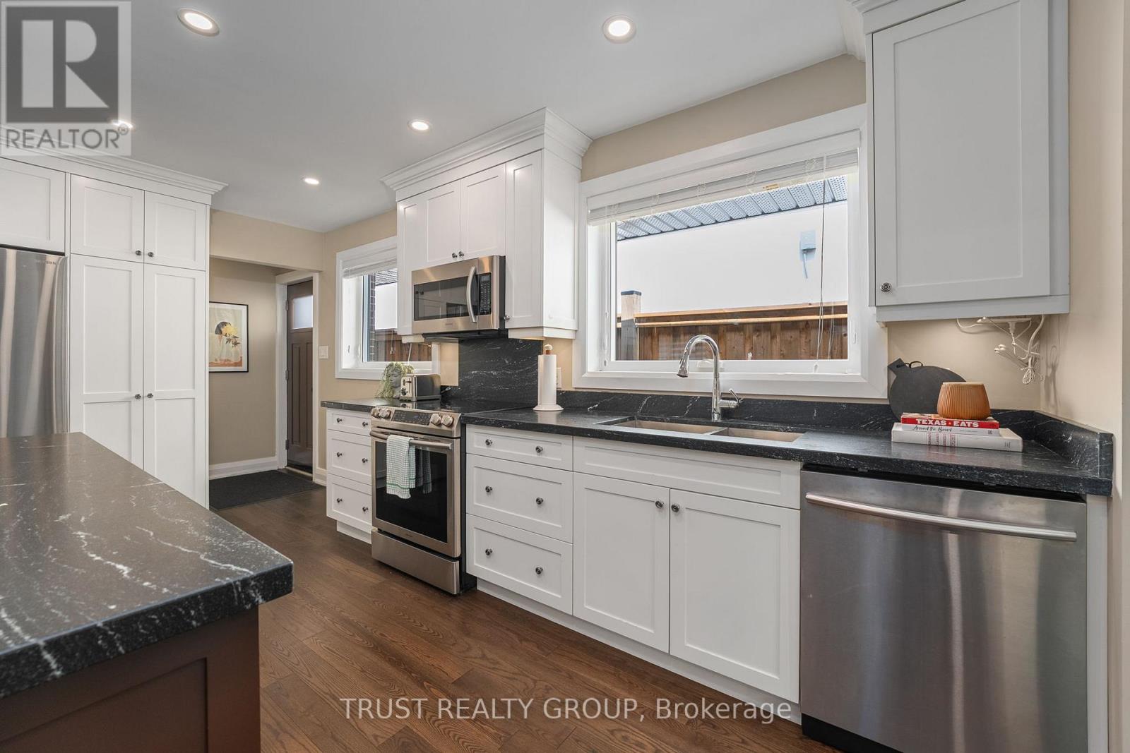 18 Deanecrest Road, Toronto, Ontario  M9B 5W4 - Photo 7 - W12732148