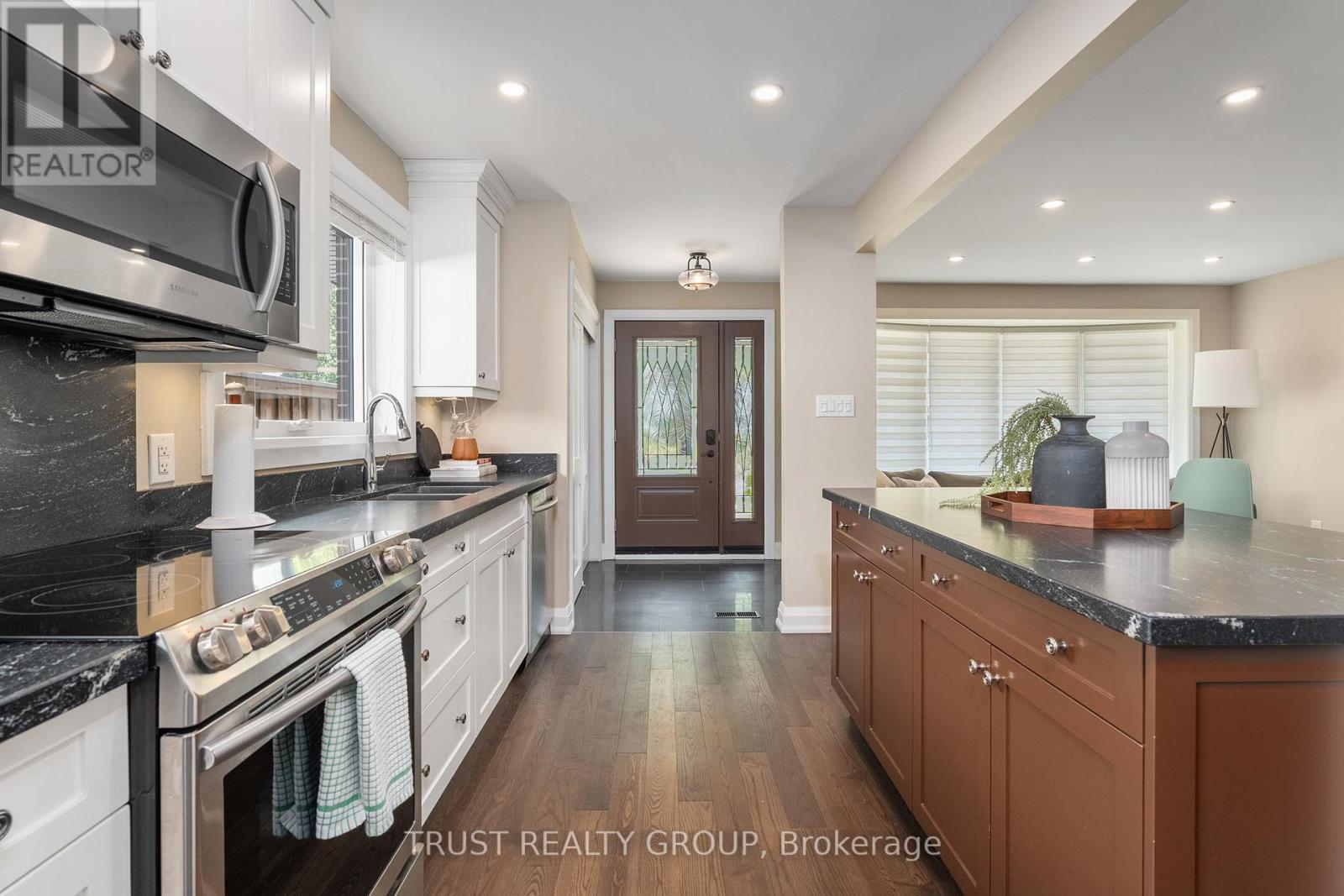 18 Deanecrest Road, Toronto, Ontario  M9B 5W4 - Photo 9 - W12732148