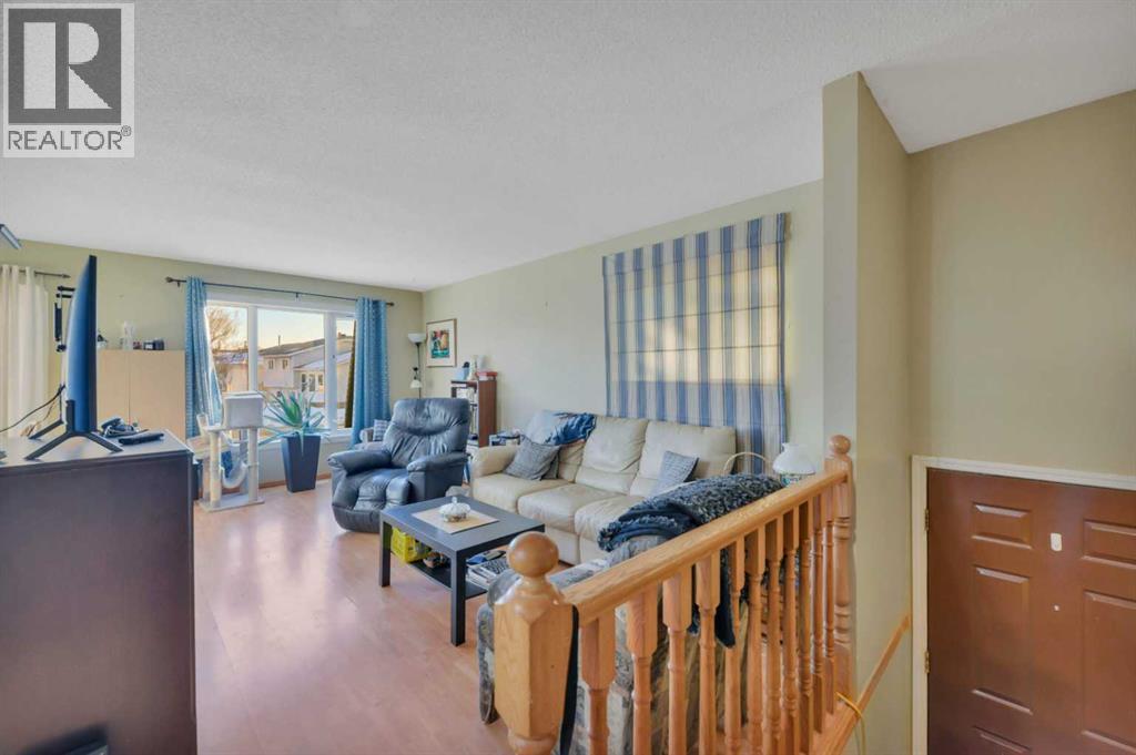 52 Roland, Red Deer, Alberta  T4R 3K9 - Photo 3 - A2279725