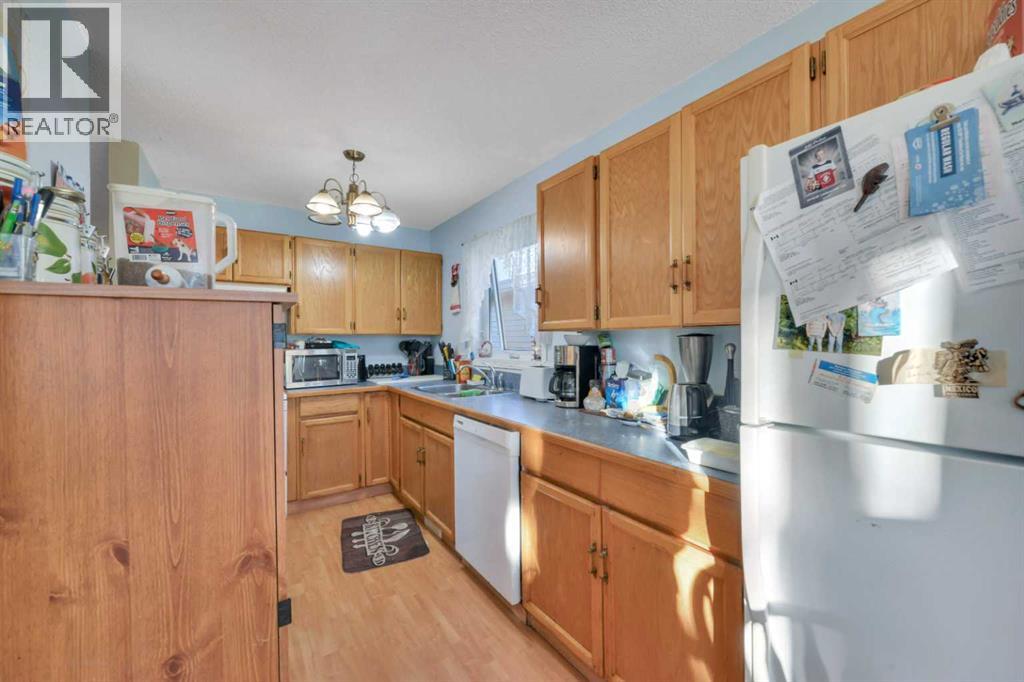 52 Roland, Red Deer, Alberta  T4R 3K9 - Photo 6 - A2279725