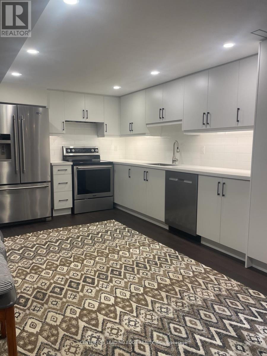 1000 Lovingston Crescent, Mississauga, Ontario  L4W 3K8 - Photo 2 - W12732198