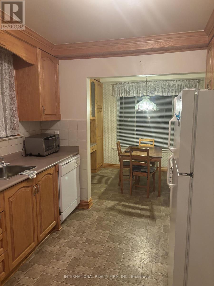 2 Tynevale Drive, Toronto, Ontario  M9R 2B4 - Photo 11 - W12732220