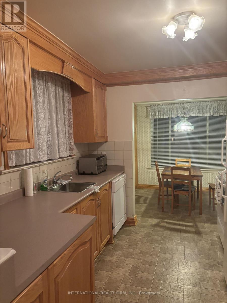 2 Tynevale Drive, Toronto, Ontario  M9R 2B4 - Photo 12 - W12732220