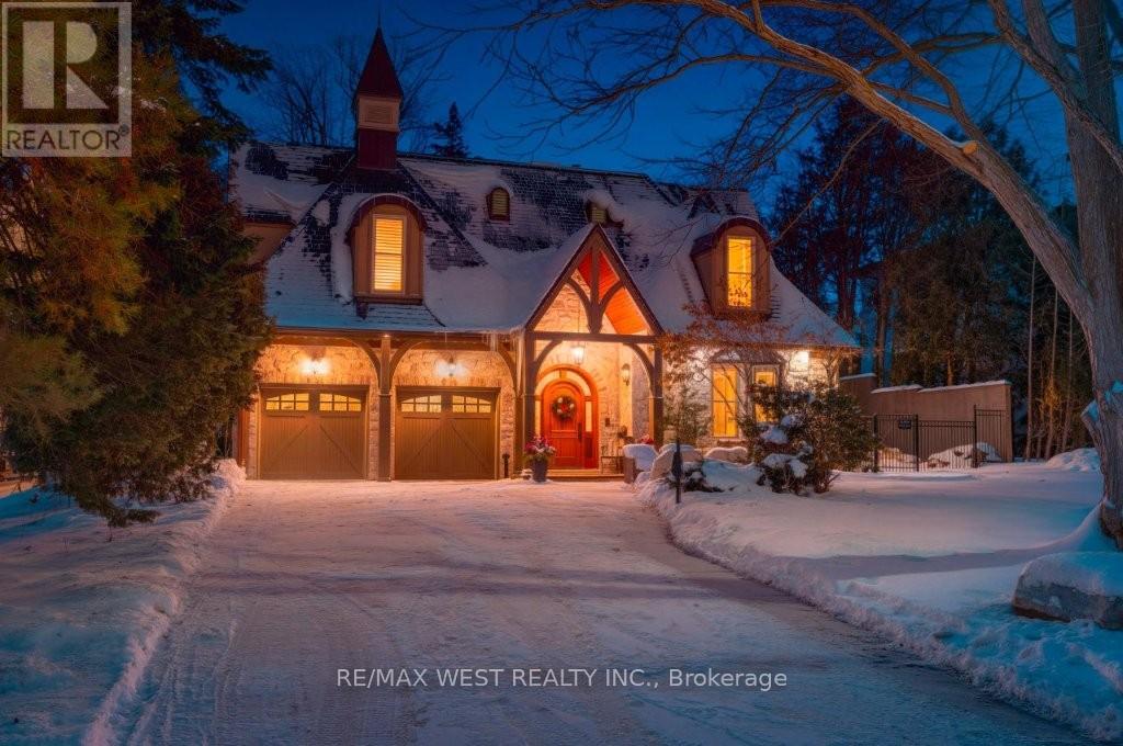 36 SIR WILLIAMS LANE, Toronto, Ontario