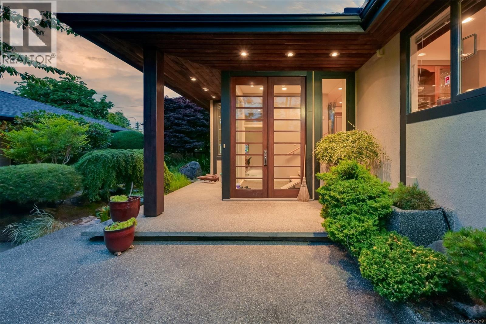 5299 Parker Ave, Saanich, British Columbia  V8Y 2N1 - Photo 3 - 1024249