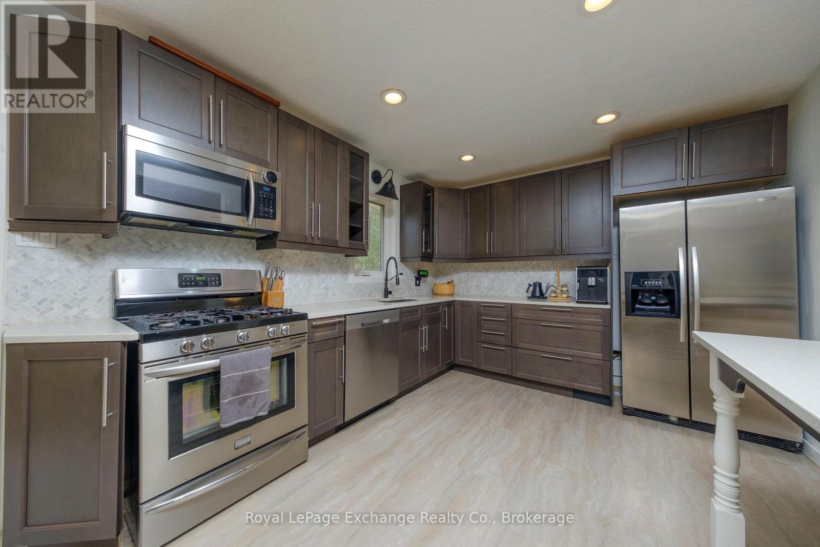 27 Dawson Drive, Kincardine, Ontario  N2Z 2X6 - Photo 9 - X12532182