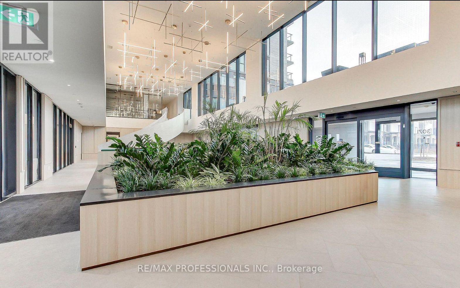 504 - 3071 Trafalgar Road, Oakville, Ontario  L6H 7E3 - Photo 3 - W12732454