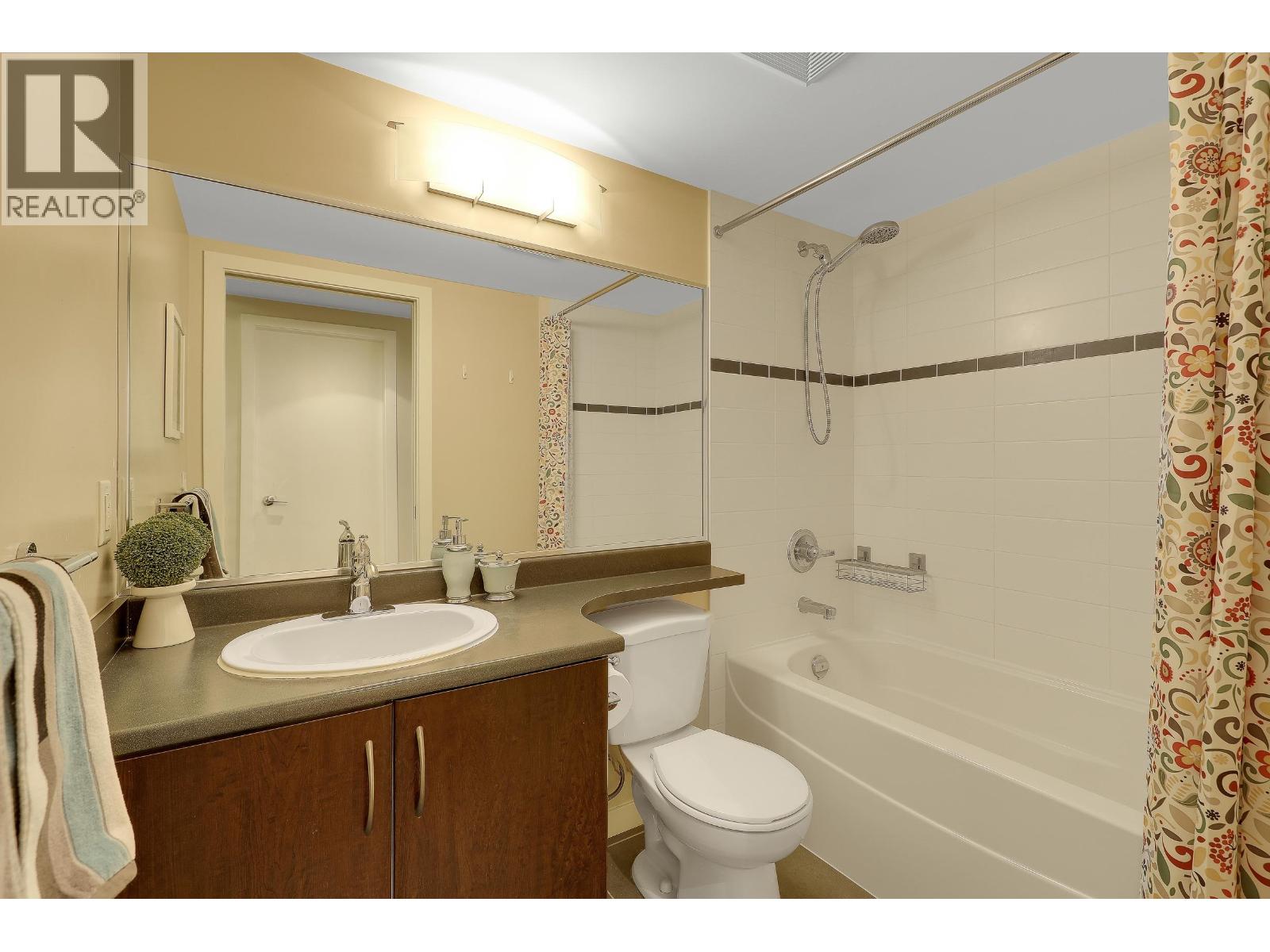 Listing Picture 11 of 34 : 3302 688 ABBOTT STREET, Vancouver / 溫哥華 - 魯藝地產 Yvonne Lu Group - MLS Medallion Club Member