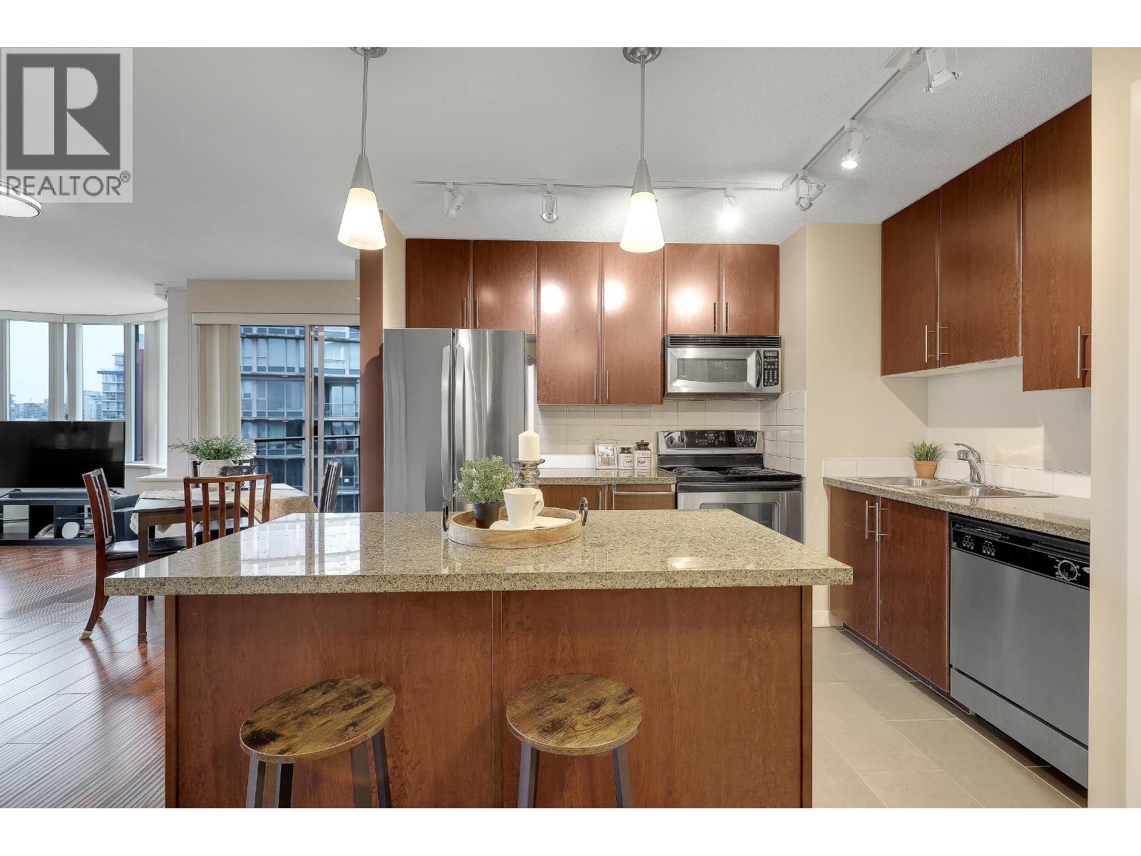 Listing Picture 3 of 34 : 3302 688 ABBOTT STREET, Vancouver / 溫哥華 - 魯藝地產 Yvonne Lu Group - MLS Medallion Club Member