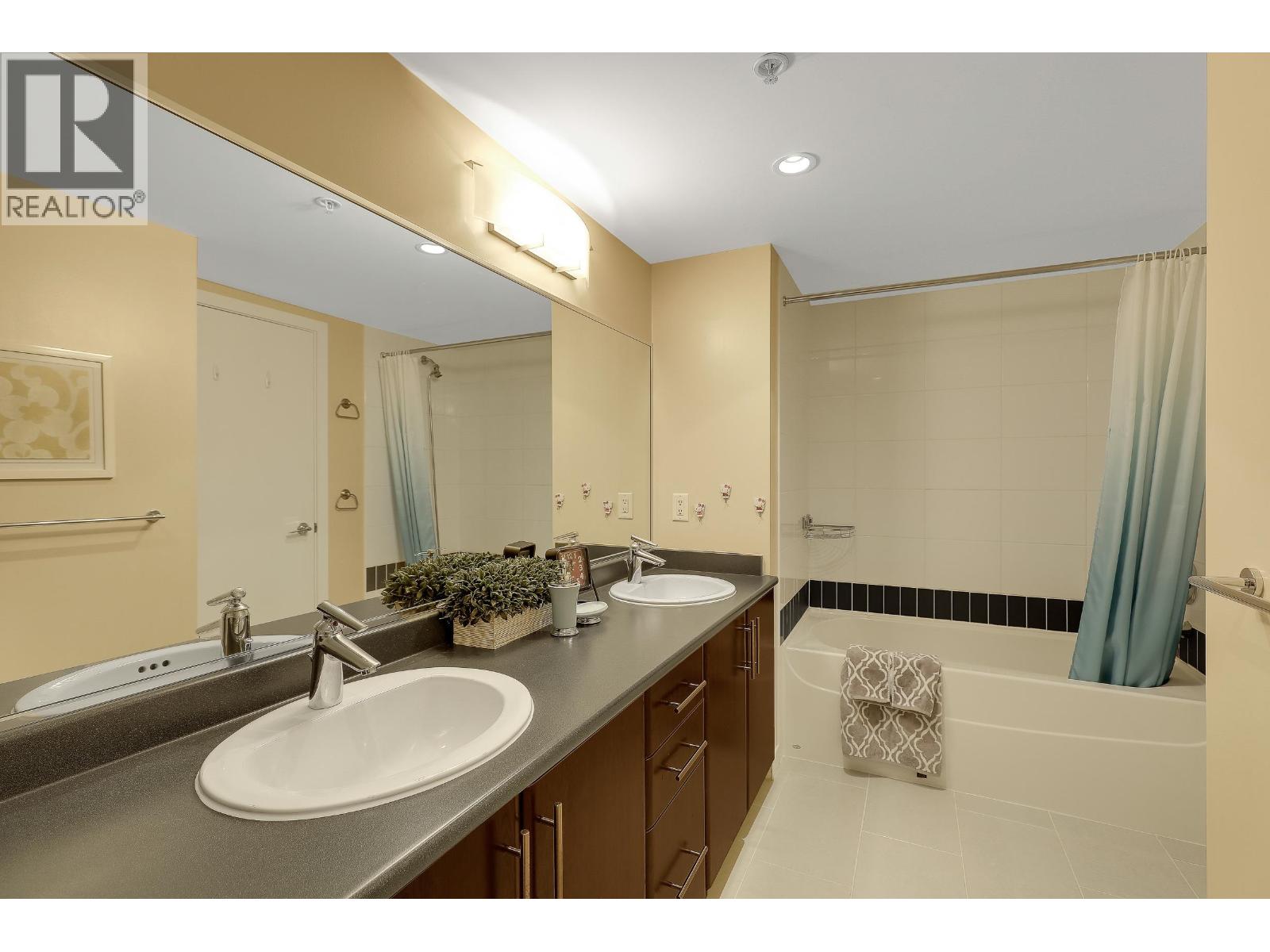 Listing Picture 10 of 34 : 3302 688 ABBOTT STREET, Vancouver / 溫哥華 - 魯藝地產 Yvonne Lu Group - MLS Medallion Club Member