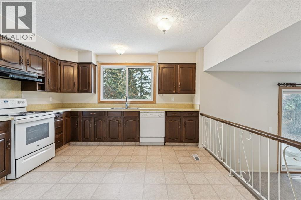 219 Silvercreek Close Nw, Calgary, Alberta  T3B 4G4 - Photo 13 - A2278010