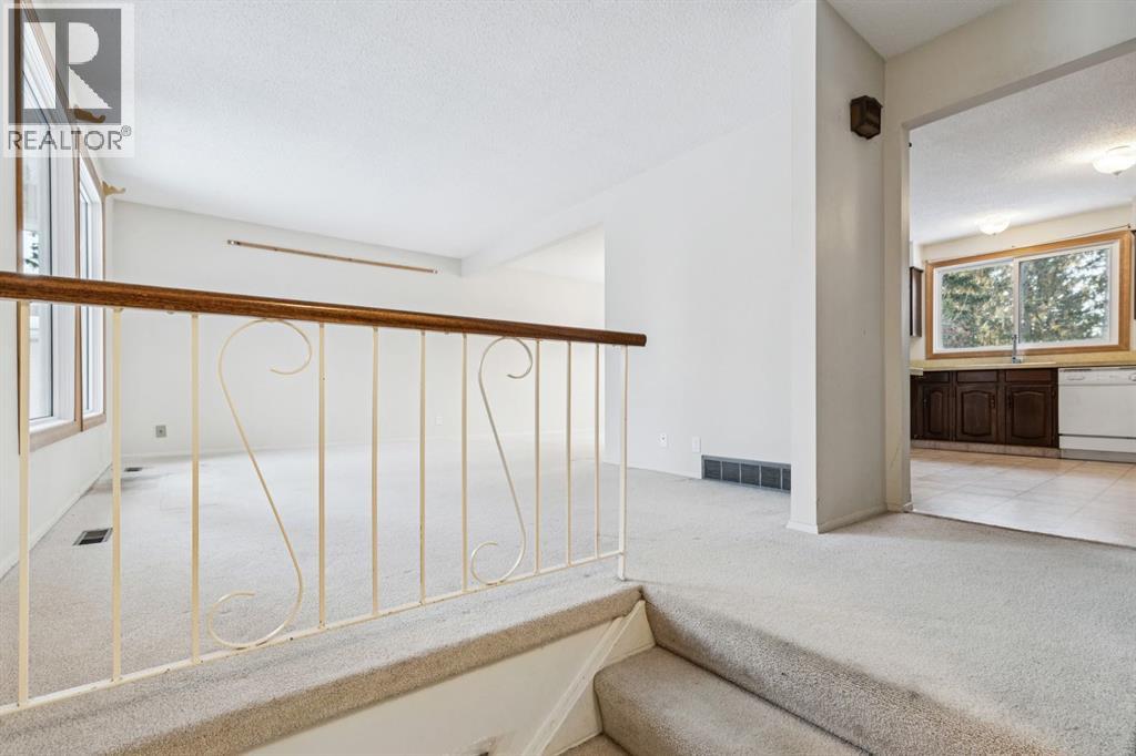 219 Silvercreek Close Nw, Calgary, Alberta  T3B 4G4 - Photo 3 - A2278010