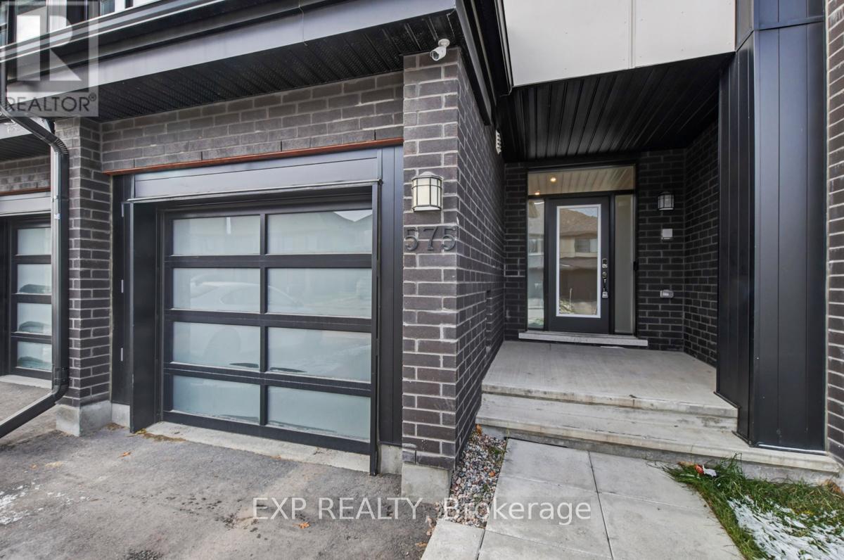 575 Rathburn Lane, Ottawa, Ontario  K1T 0T3 - Photo 3 - X12732608