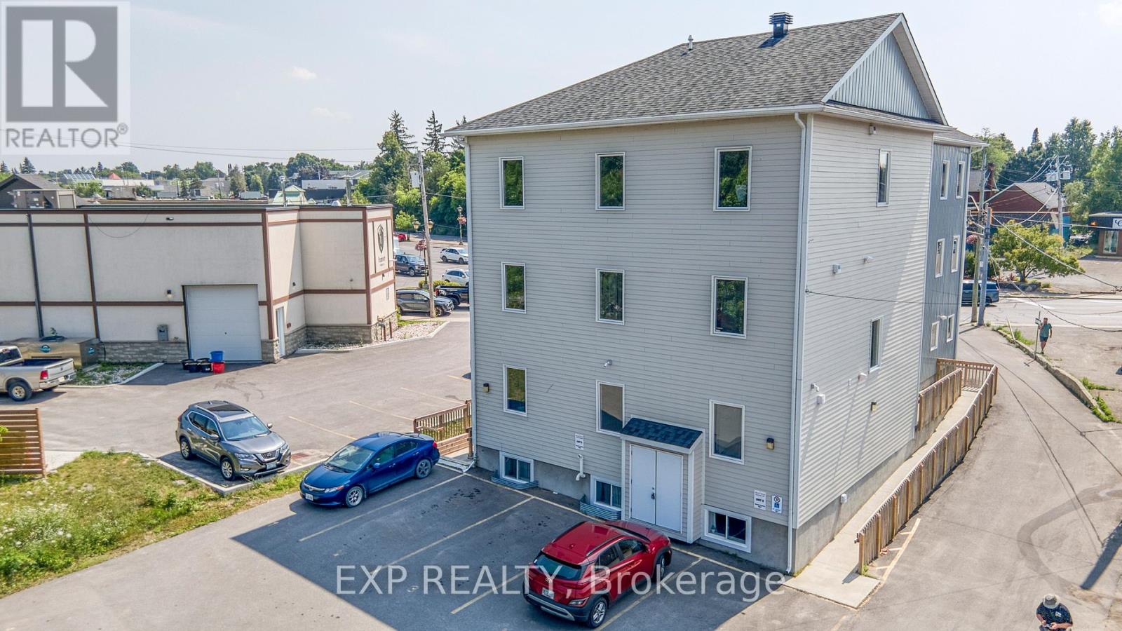 17 Moore Street, Carleton Place, Ontario  K7C 2R4 - Photo 6 - X12295393