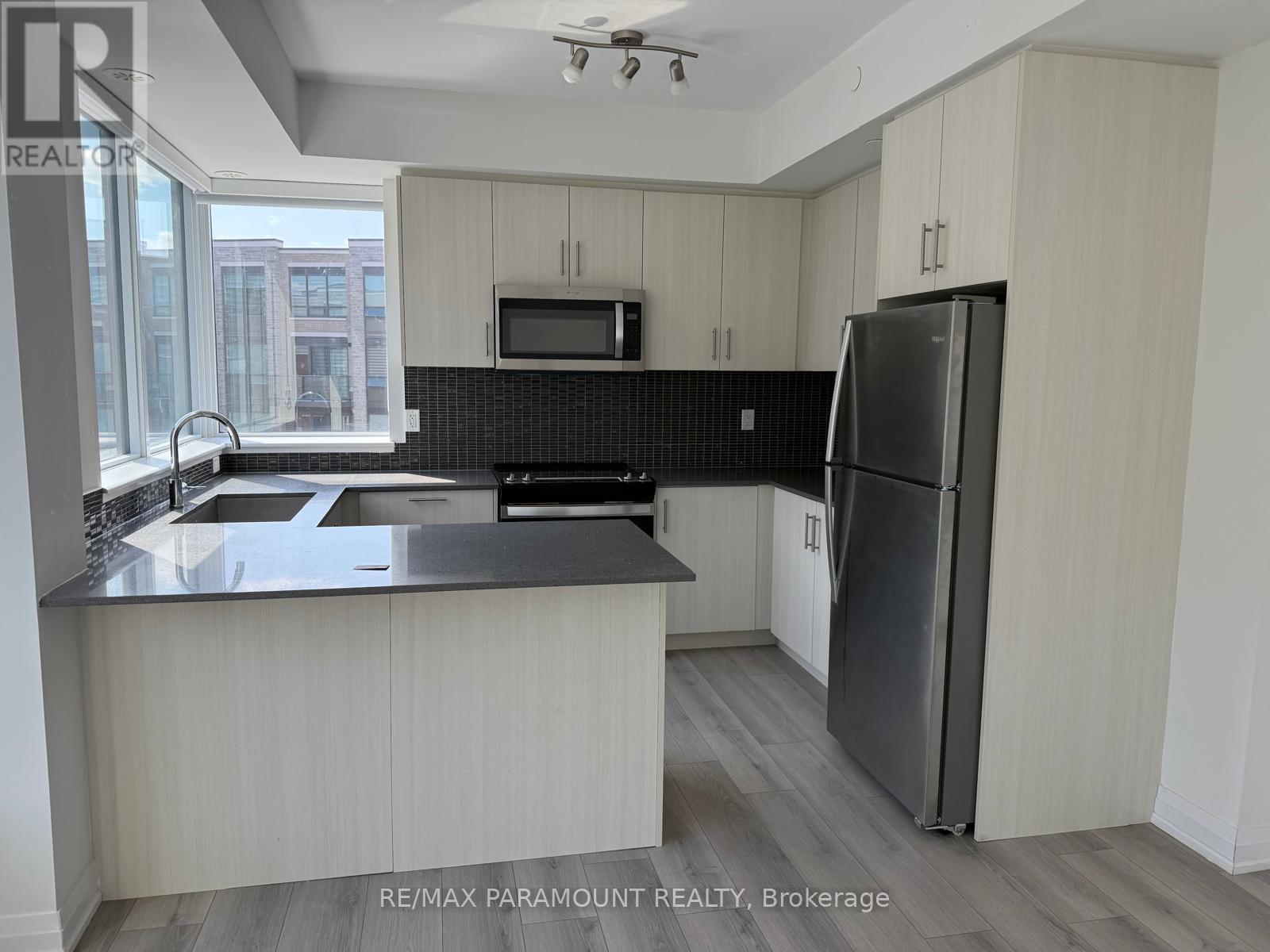 330 - 85 Attmar Drive, Brampton, Ontario  L6P 0Y6 - Photo 5 - W12732706