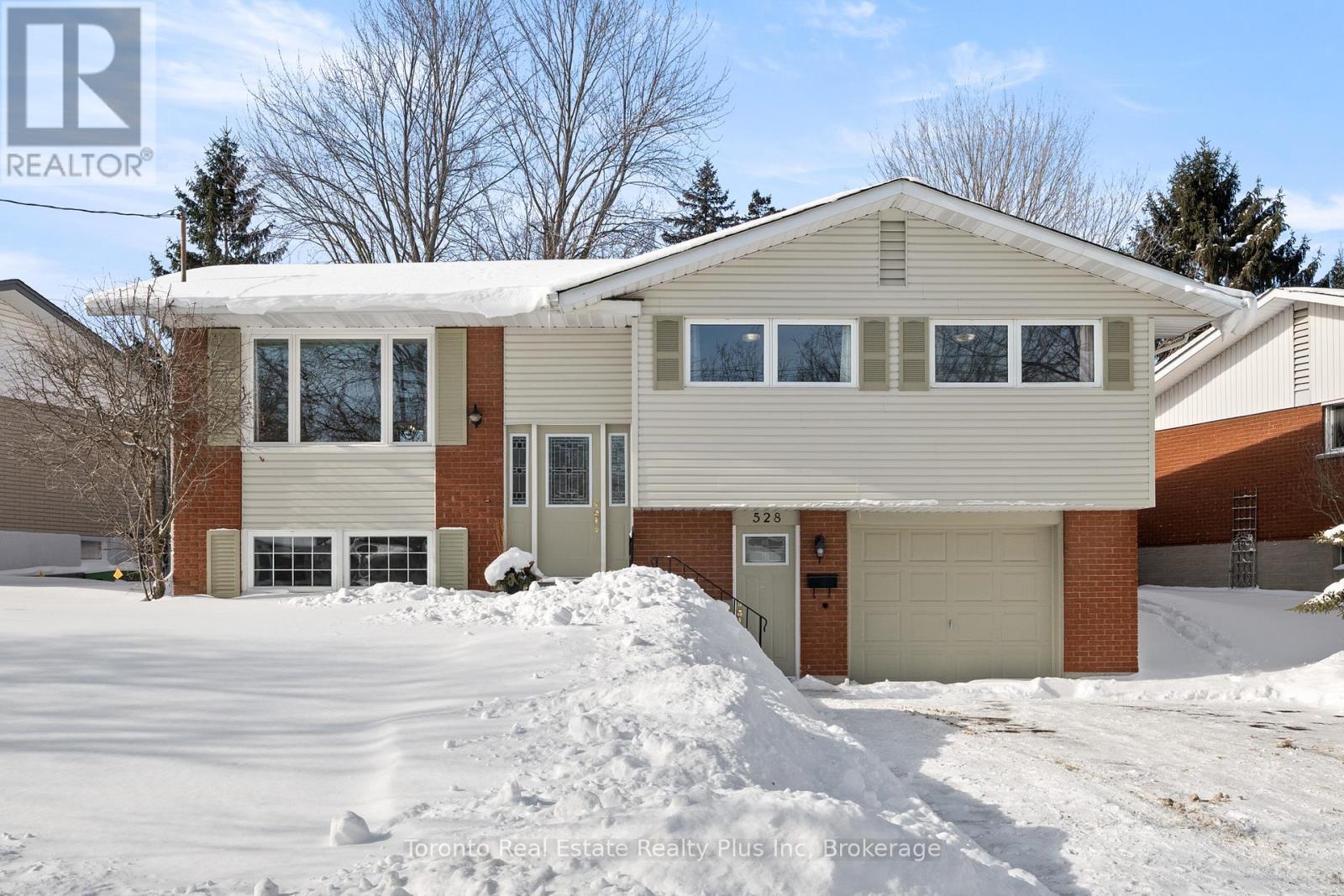 528 Greenbrook Drive, Kitchener, Ontario  N2M 4K6 - Photo 2 - X12732670