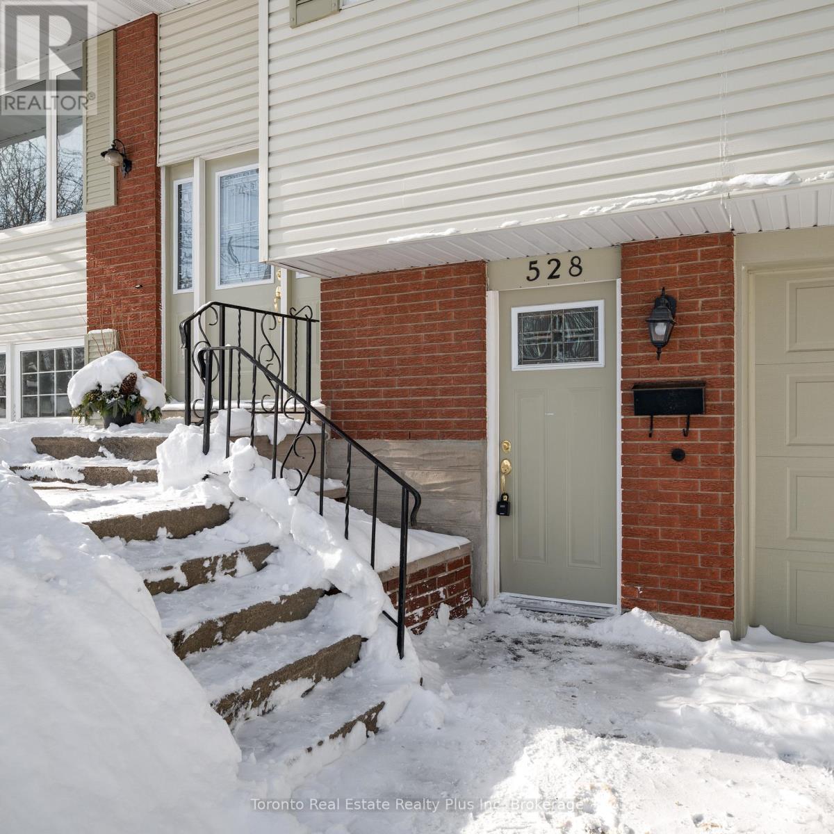 528 Greenbrook Drive, Kitchener, Ontario  N2M 4K6 - Photo 4 - X12732670