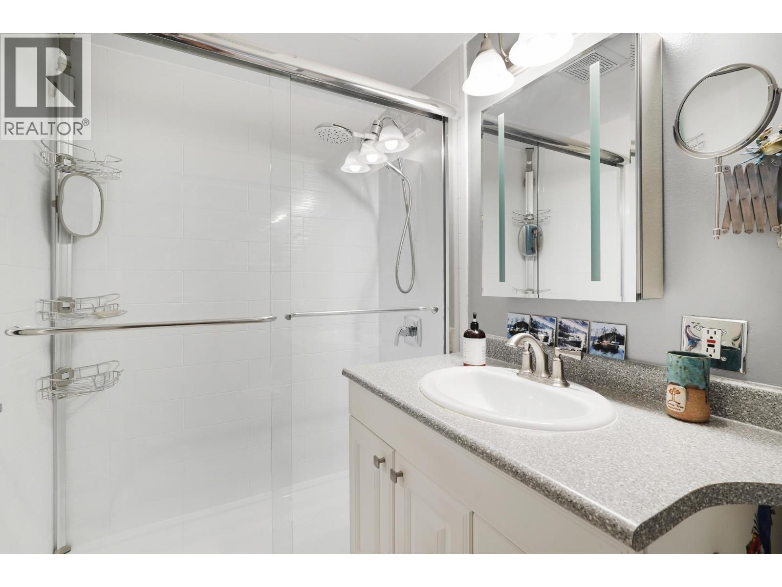 Listing Picture 11 of 23 : 202 9300 GLENACRES DRIVE, Richmond / 烈治文 - 魯藝地產 Yvonne Lu Group - MLS Medallion Club Member