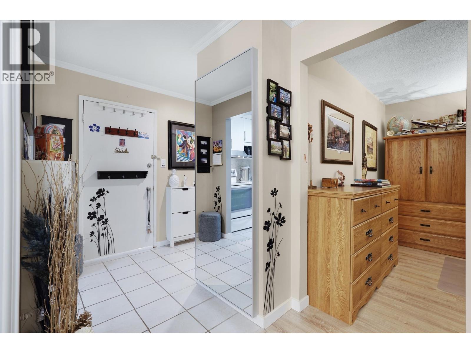 Listing Picture 4 of 23 : 202 9300 GLENACRES DRIVE, Richmond / 烈治文 - 魯藝地產 Yvonne Lu Group - MLS Medallion Club Member