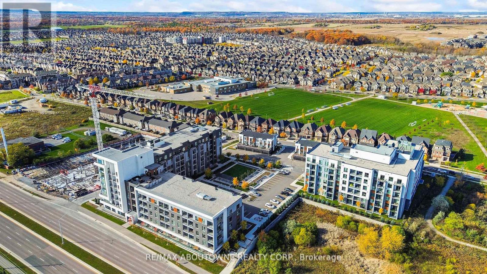 004 - 95 Dundas Street W, Oakville, Ontario  L6M 5N4 - Photo 2 - W12732770