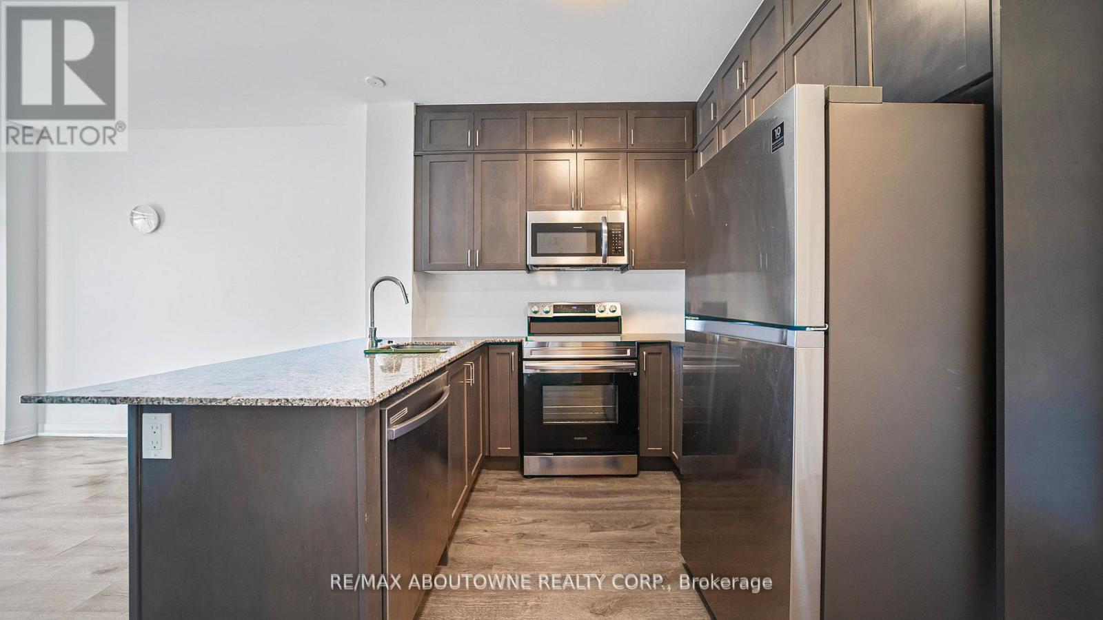 004 - 95 Dundas Street W, Oakville, Ontario  L6M 5N4 - Photo 4 - W12732770