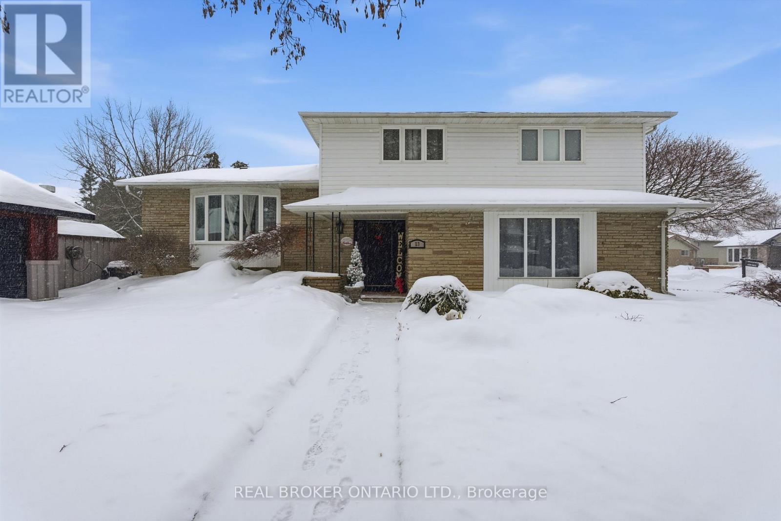 13 Pine Tree Crescent, Brampton, Ontario  L6W 1C7 - Photo 2 - W12732812