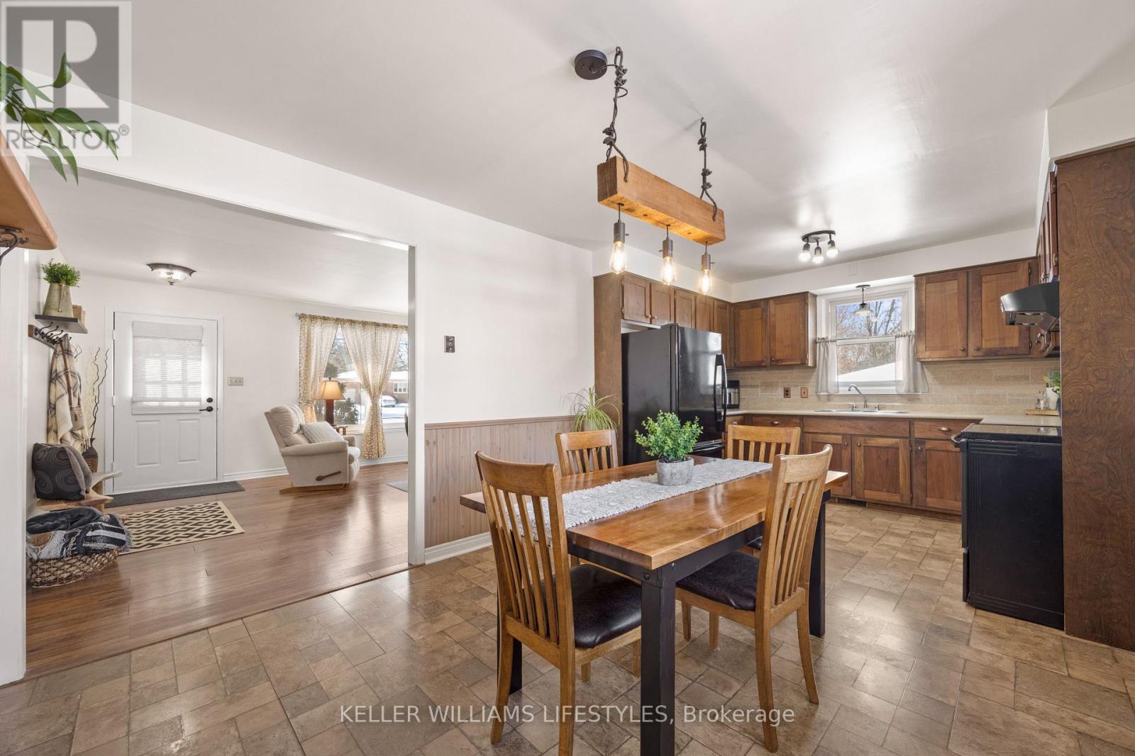 8 East Williams Street, North Middlesex, Ontario  N0M 1A0 - Photo 13 - X12732950