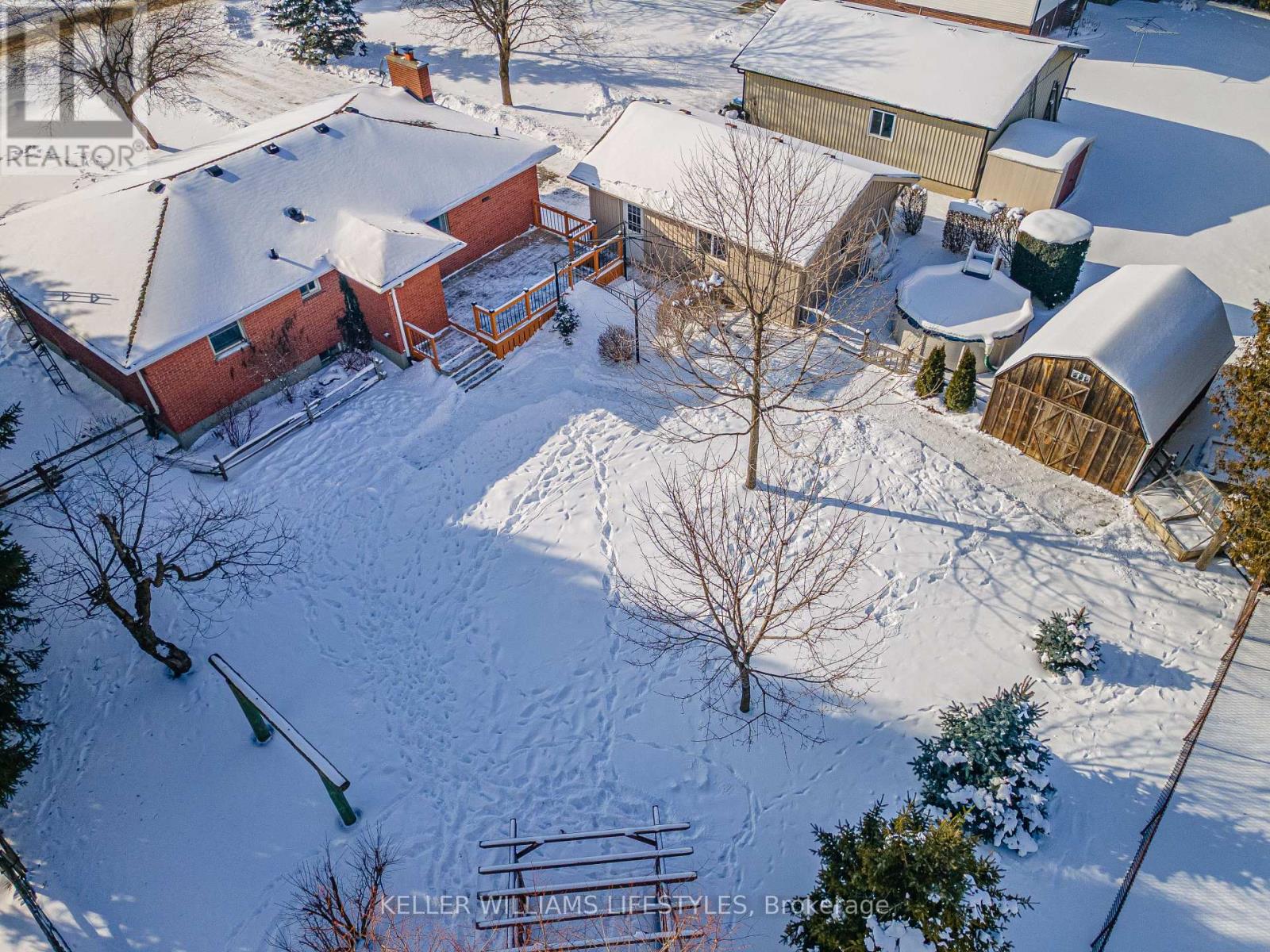 8 East Williams Street, North Middlesex, Ontario  N0M 1A0 - Photo 2 - X12732950