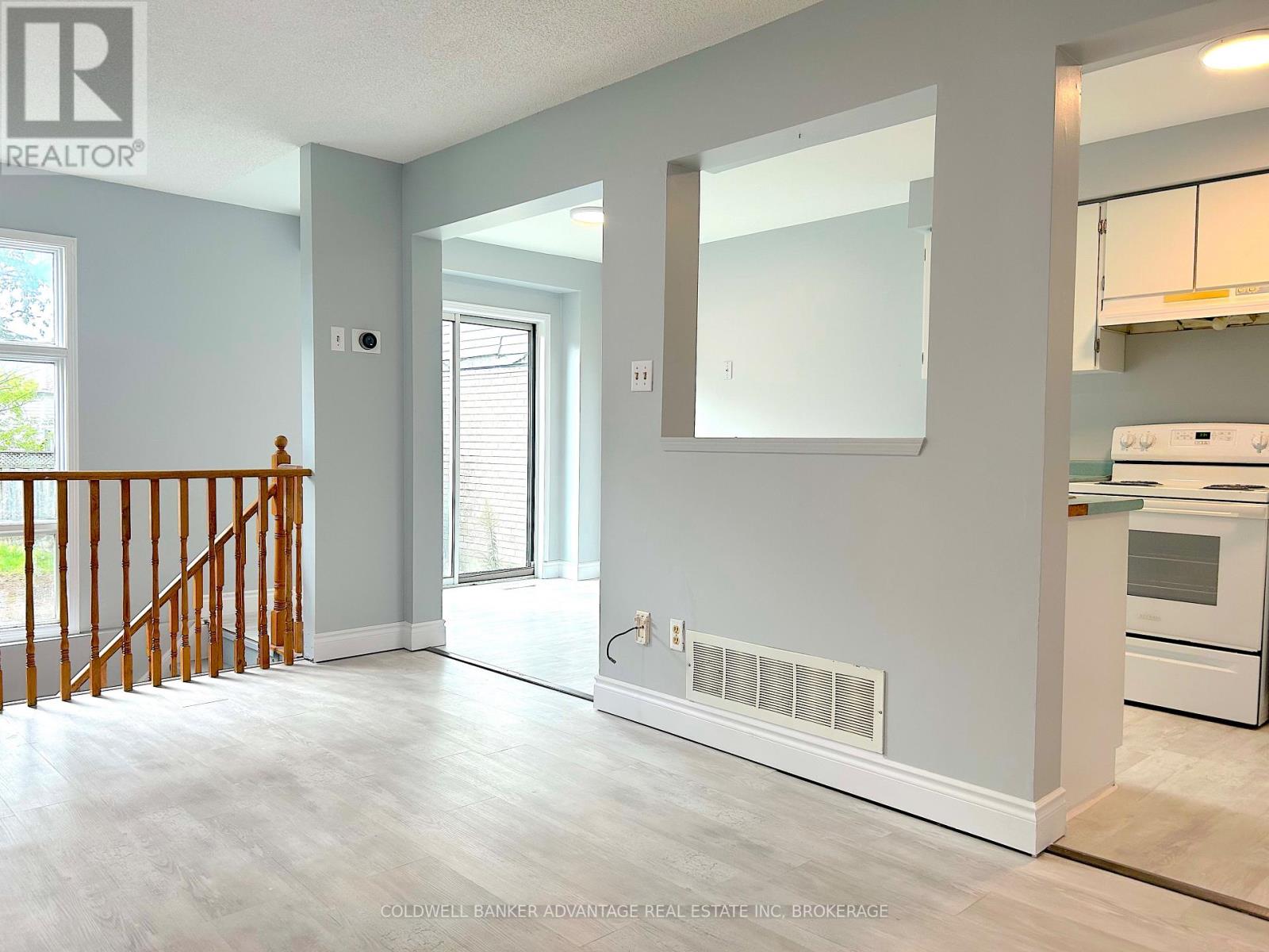 16 Cunningham Drive, Barrie (Ardagh), Ontario  L4N 8L3 - Photo 3 - S12732914