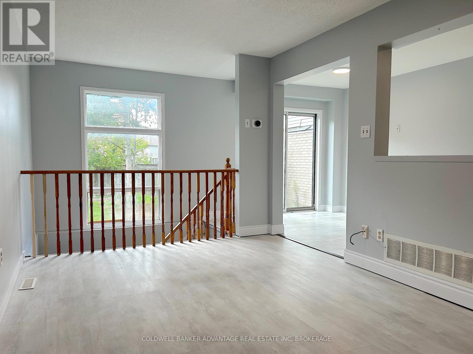 16 Cunningham Drive, Barrie (Ardagh), Ontario  L4N 8L3 - Photo 4 - S12732914