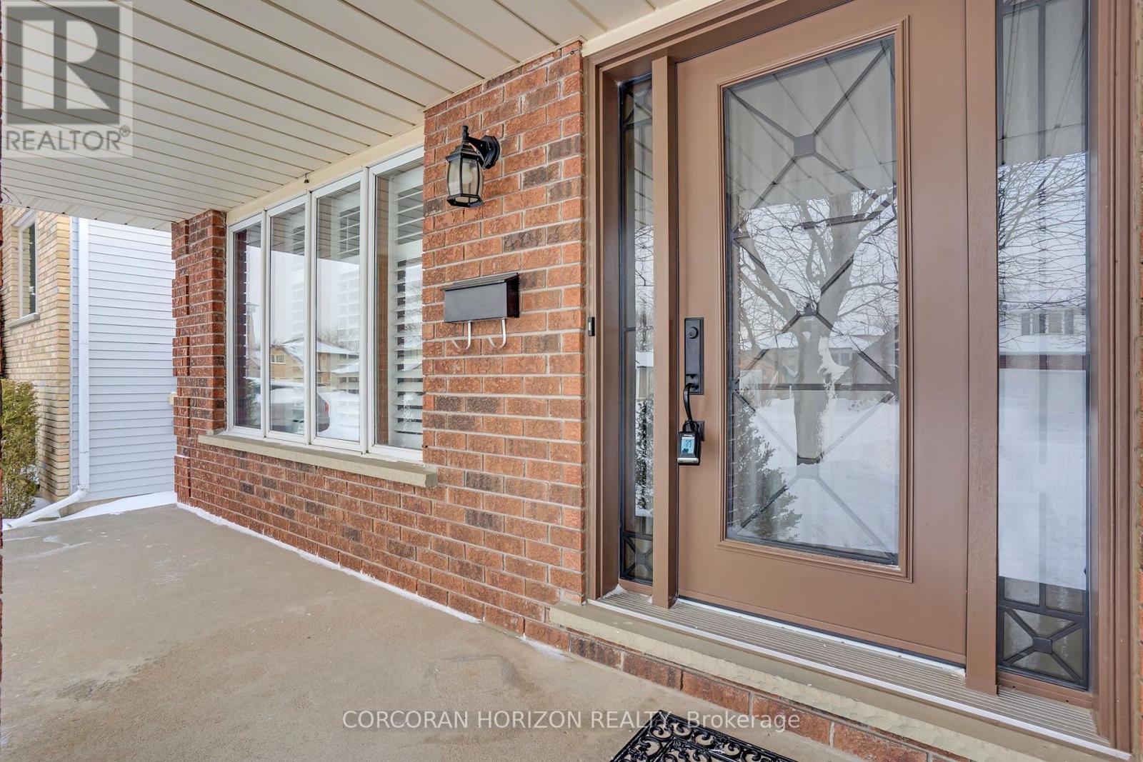 35 Southview Crescent, Cambridge, Ontario  N1P 1A3 - Photo 3 - X12732902