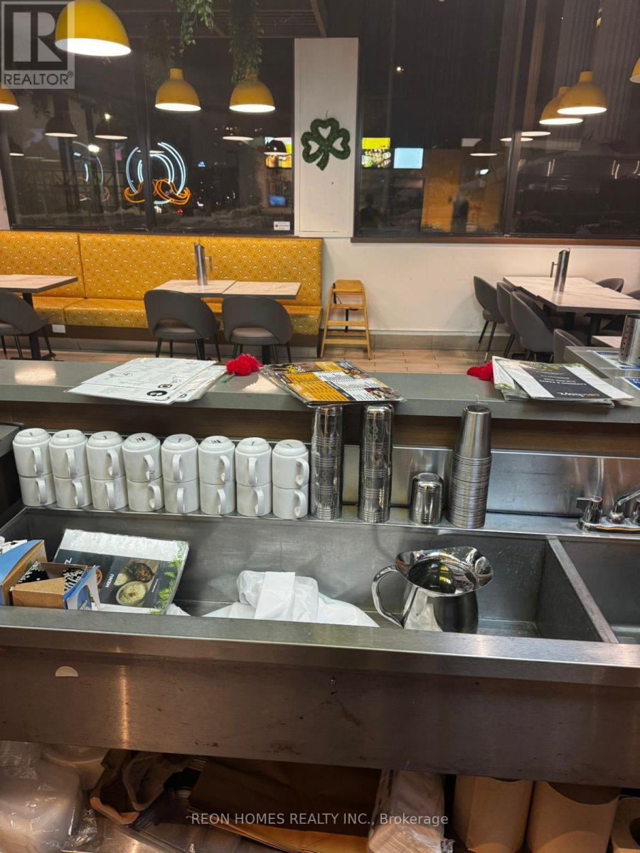 8 Erb Street W, Waterloo, Ontario  N2L 1S7 - Photo 2 - X12732920